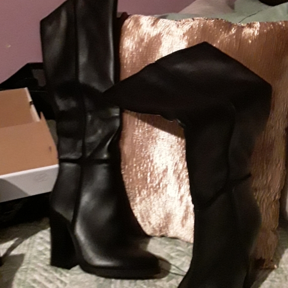 Black boots with block heels - Picture 4 of 5